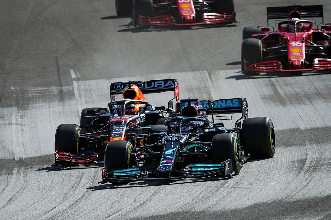 「メルセデスが戦略ミスを犯したことは子供でも計算できた」とF1解説者