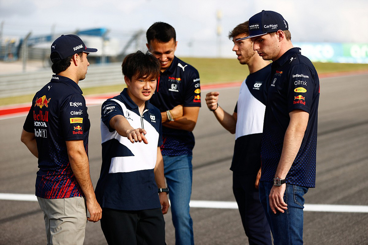 アルファタウリF1代表 「アルボンは角田裕毅をコーチ役として助けている」