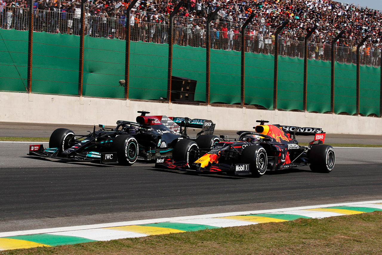 メルセデスF1代表、フェルスタッペンのお咎めなしに「笑うしかない」