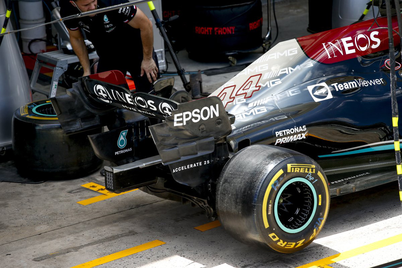 メルセデスF1、レッドブル指摘のリアウイングの“スコアマーク”を否定