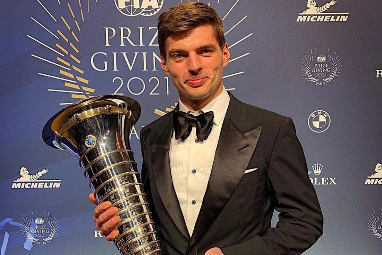 マックス・フェルスタッペン、2021年F1チャンピオンのトロフィーを受け取る