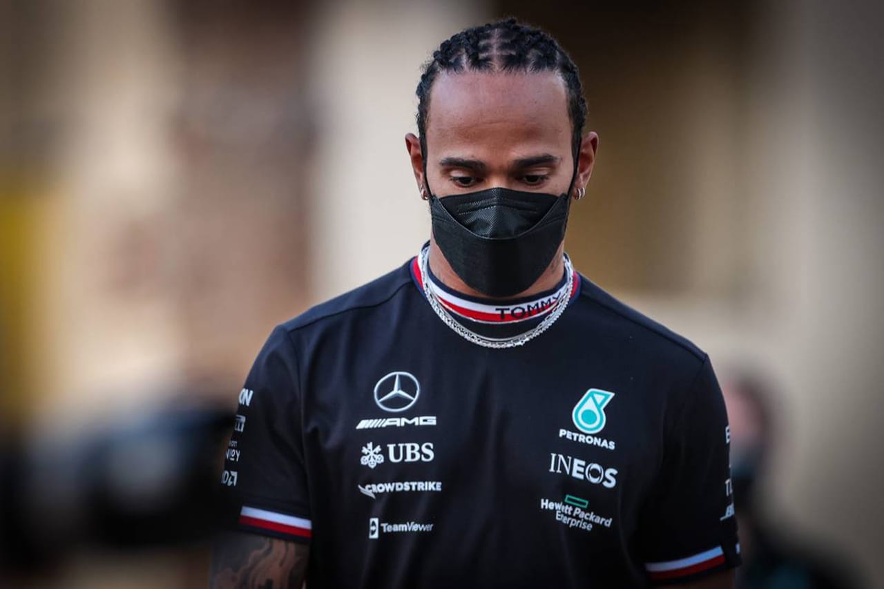 メルセデスF1代表、ハミルトン沈黙の理由は「まだ感情が揺らいでいる」