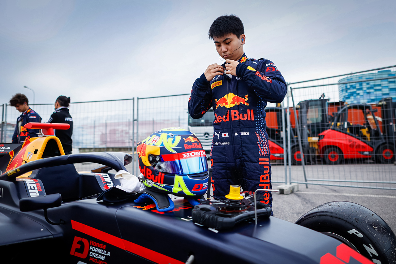 レッドブルF1首脳 「岩佐歩夢はF1への道を切り開くことができる」