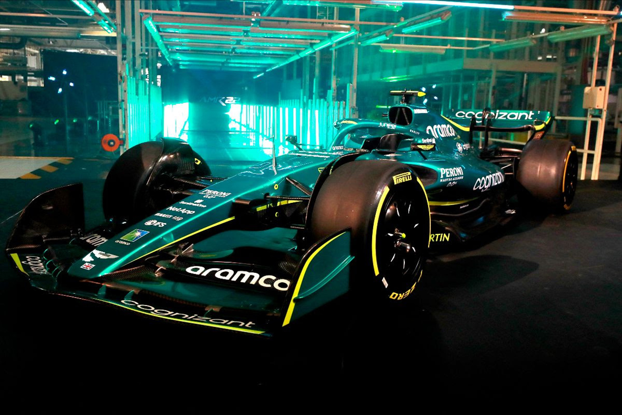 アストンマーティンF1、AMR22を発表…鮮やかなグリーンに変貌