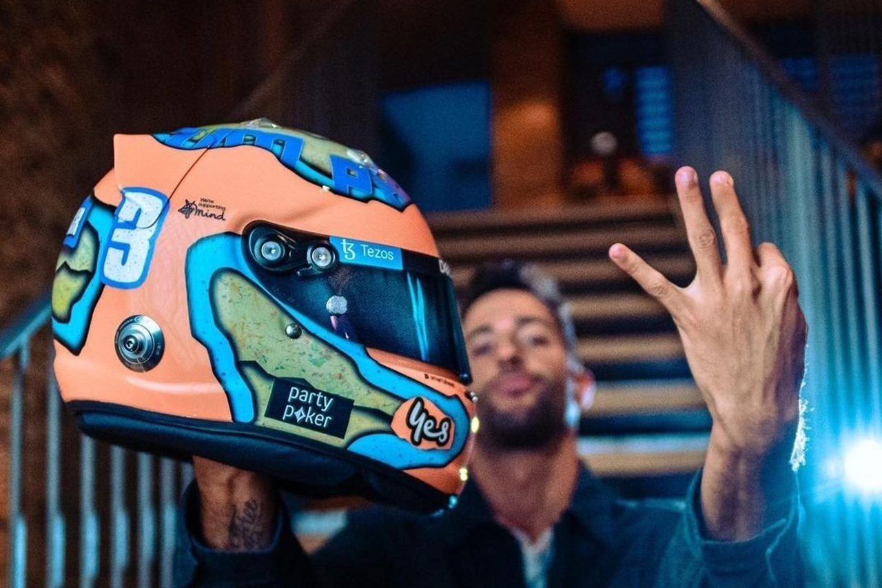 マクラーレンF1のダニエル・リカルド、2022年版のヘルメットを披露