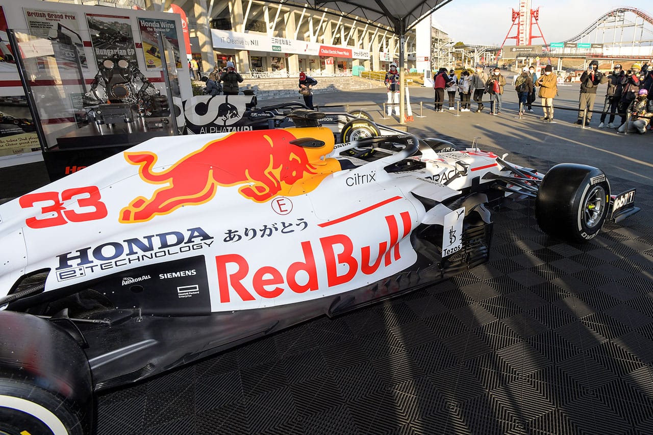 ウエルカムプラザ青山、日の丸カラーのレッドブル・ホンダF1マシンを展示