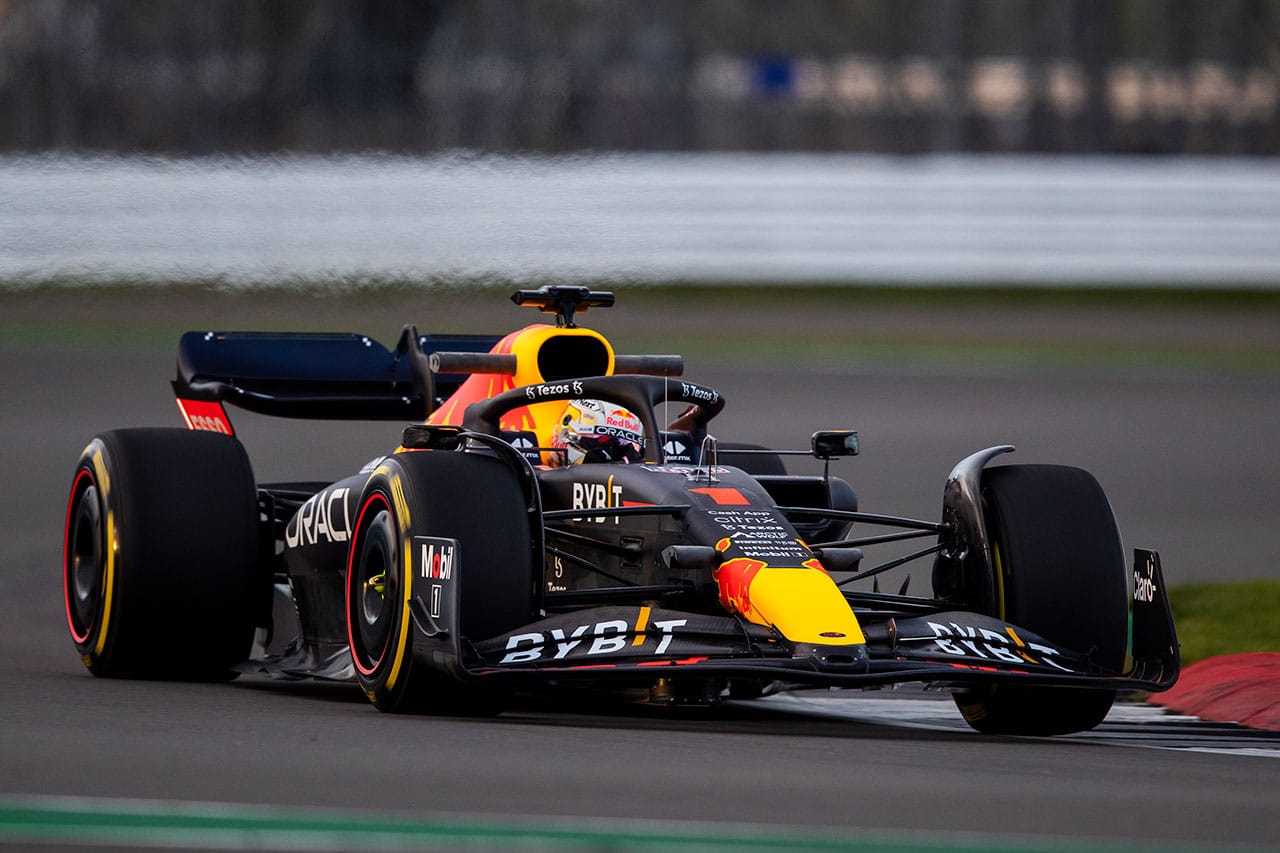 【F1動画】 レッドブル RB18をフェルスタッペンがシェイクダウン