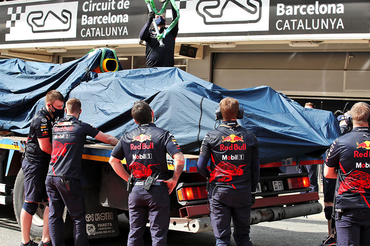 レッドブルF1、ペレスのRB18にギアボックス問題発生で赤旗第1号