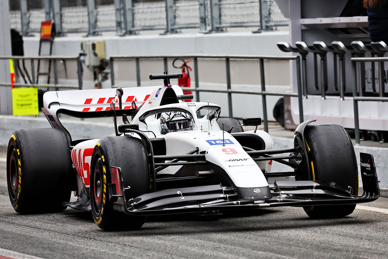 【画像】 ハースF1、VF-22から青・赤のラインとウラルカリのロゴを削除