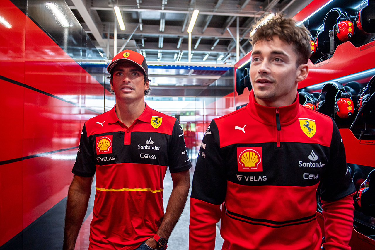 「サインツがフェラーリの“ナンバー2”なのは明白」とレッドブルF1首脳