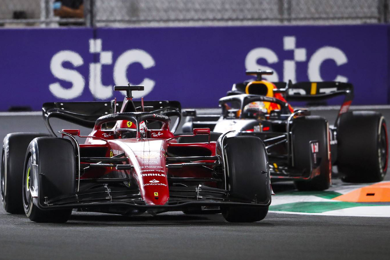 「フェルスタッペンはフェラーリとの銃撃戦にナイフで挑んだ」とF1評論家