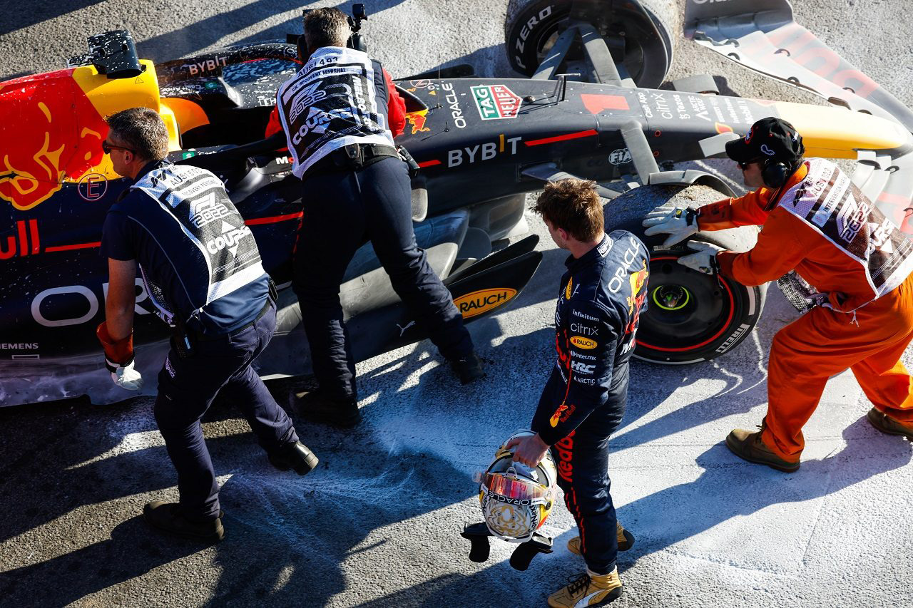 レッドブルF1代表、フェルスタッペンの問題は「外部からの燃料漏れの疑い」