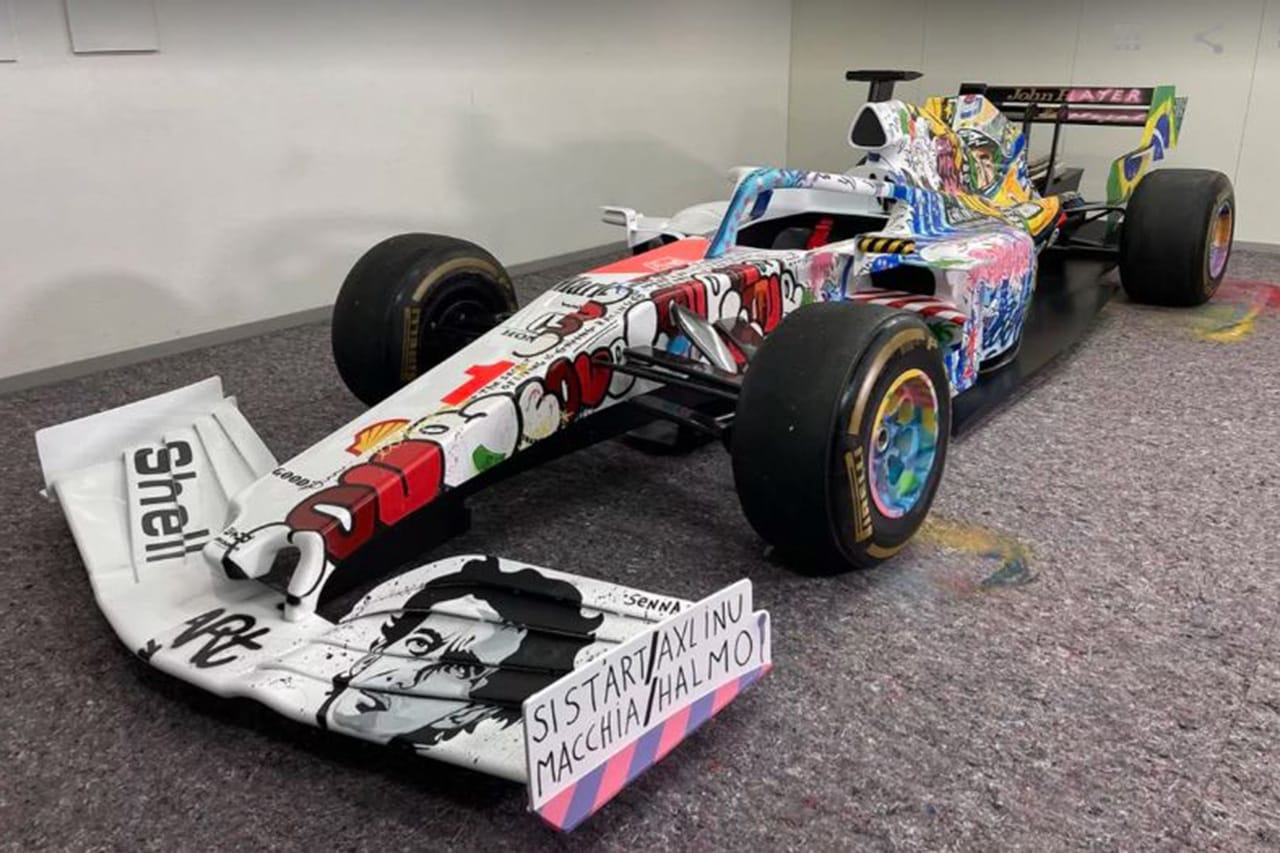 アイルトン・セナに敬意を表した特別なF1マシンがイモラに展示