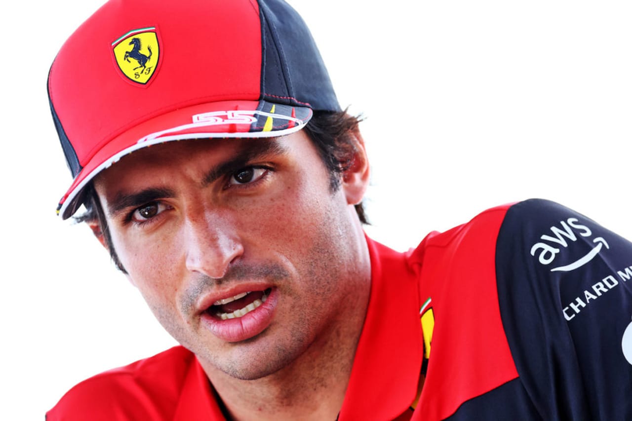 カルロス・サインツ、フェラーリF1との契約難航報道は「家で笑った」