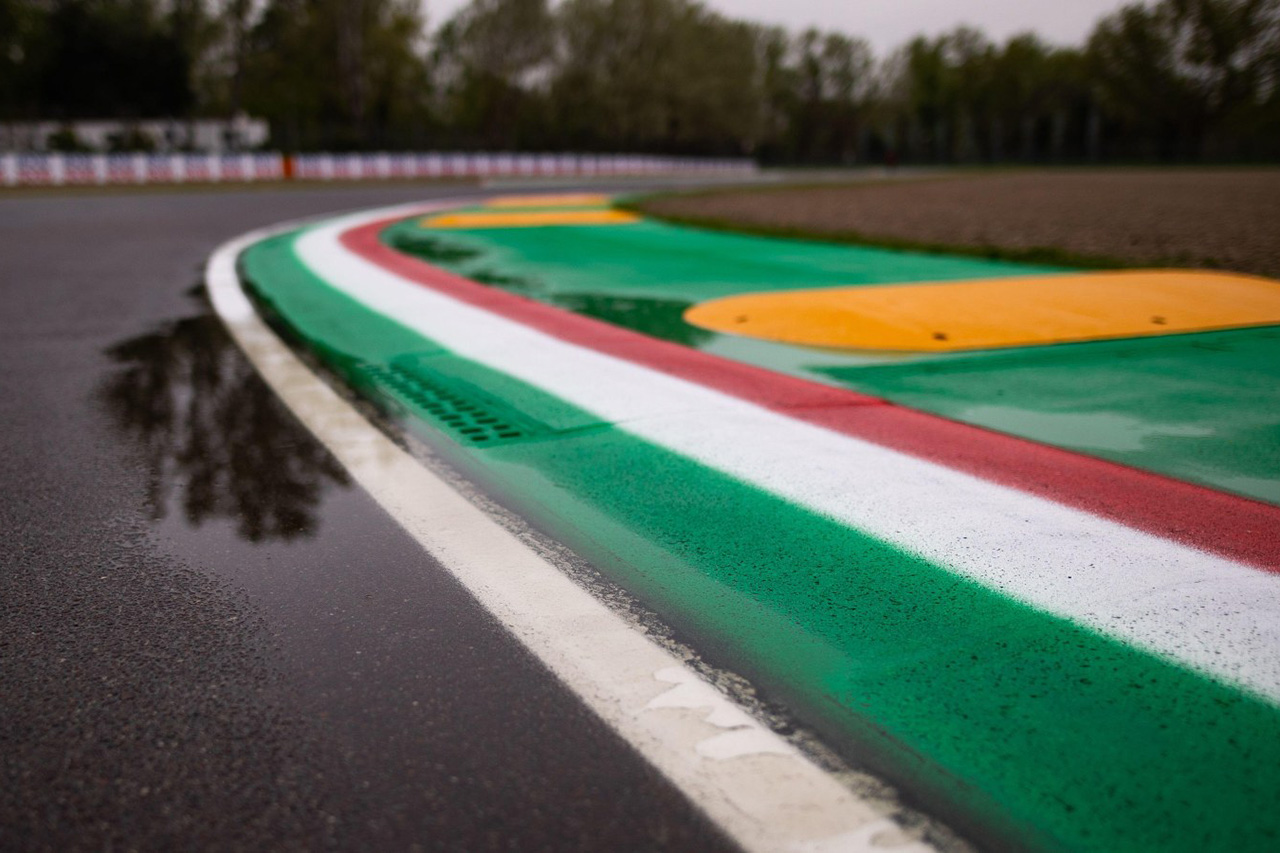 新世代F1マシンはイモラ・サーキットの縁石でフロアが砕け散る?