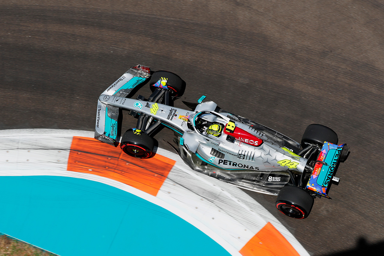 メルセデスF1 「リアのグリップがなく、すぐにオーバーヒートした」