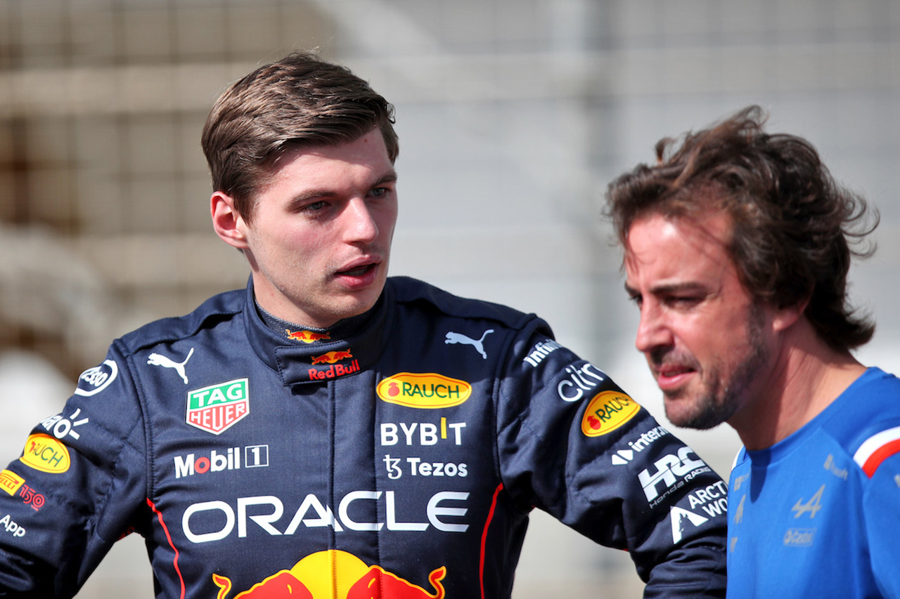 レッドブルF1代表、2023年にフェルナンド・アロンソと契約との噂を否定