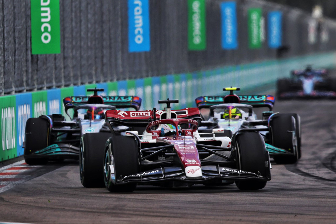 バルテリ・ボッタス 「メルセデスF1同士のバトルをミラーで見ていた」
