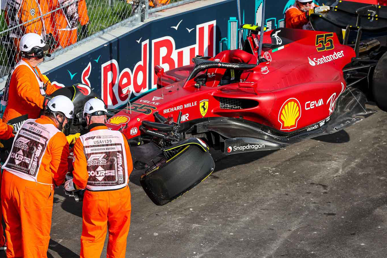 レッドブルF1首脳、フェラーリに皮肉「サインツのクラッシュが予算を圧迫」