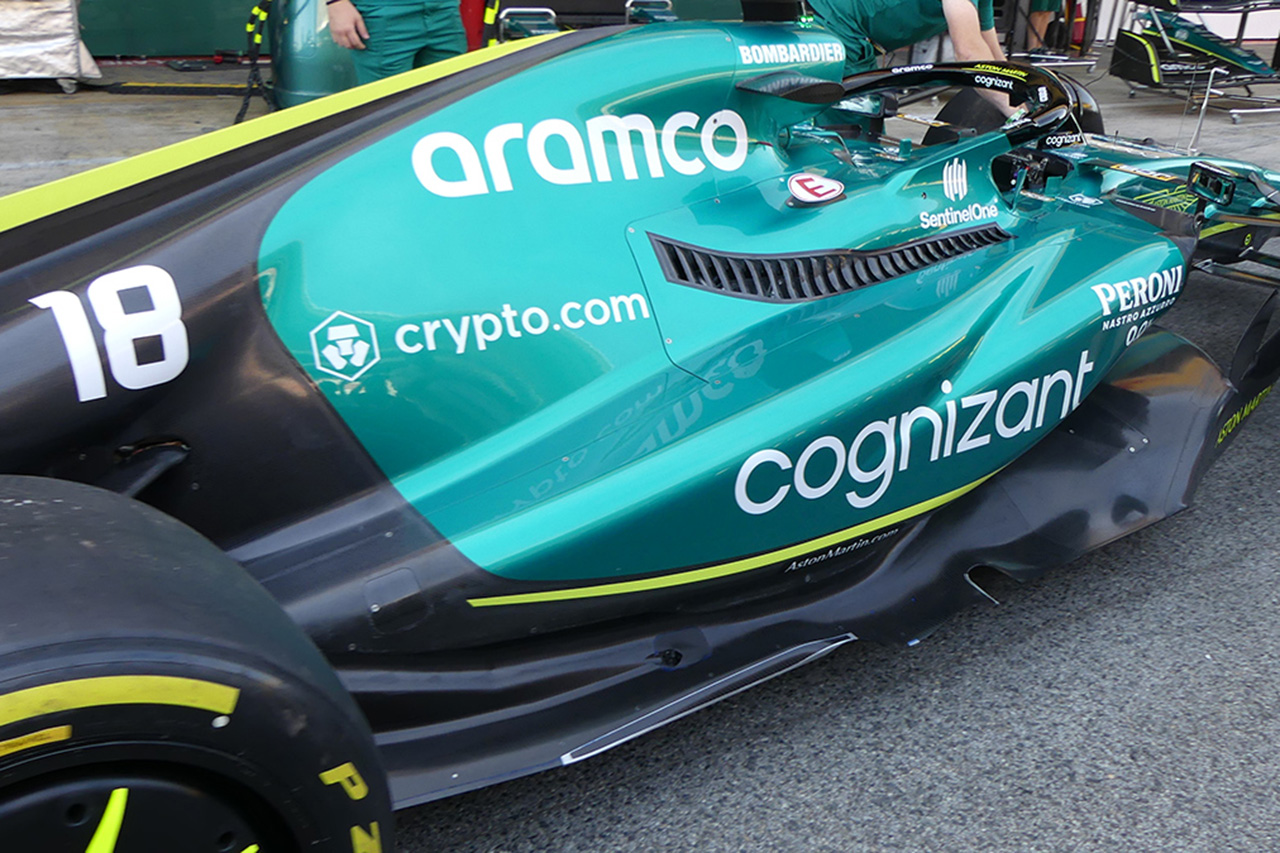 アストンマーティンF1、AMR22が“グリーン・レッドブル”へと大変身