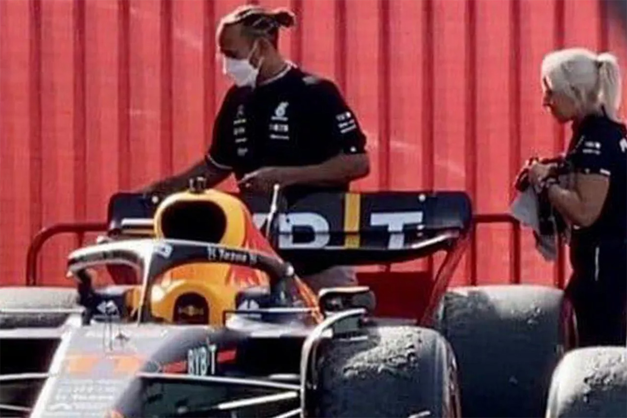 メルセデスF1、ハミルトンがRB18のリアウイングに触ったとの疑惑を否定