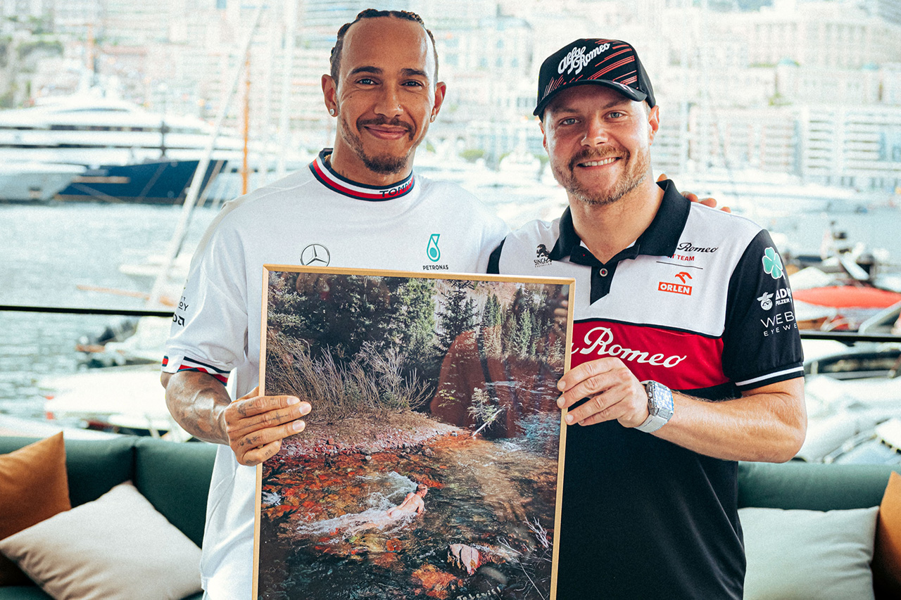 F1：バルテリ・ボッタス、“お尻ヌード”写真をハミルトンにプレゼント