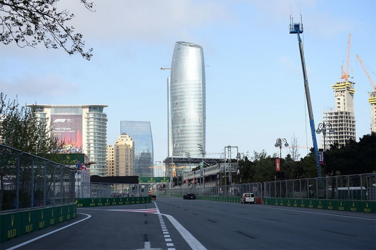 F1:ピットレーン出入口でタイヤがラインを完全に越えなければ踏んでもOK
