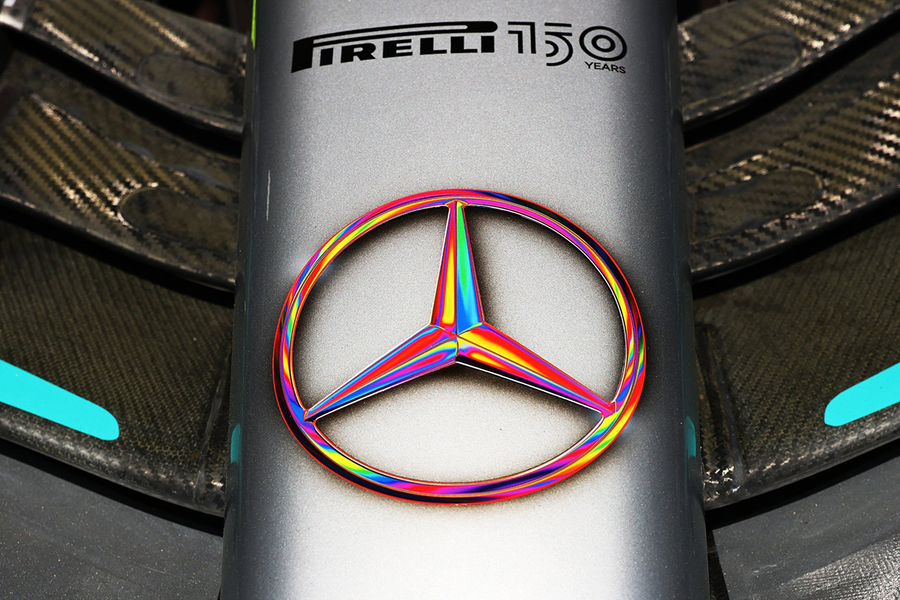 メルセデスF1、プライド月間にレインボーの“Pride Star”でLGBTQ+を支援