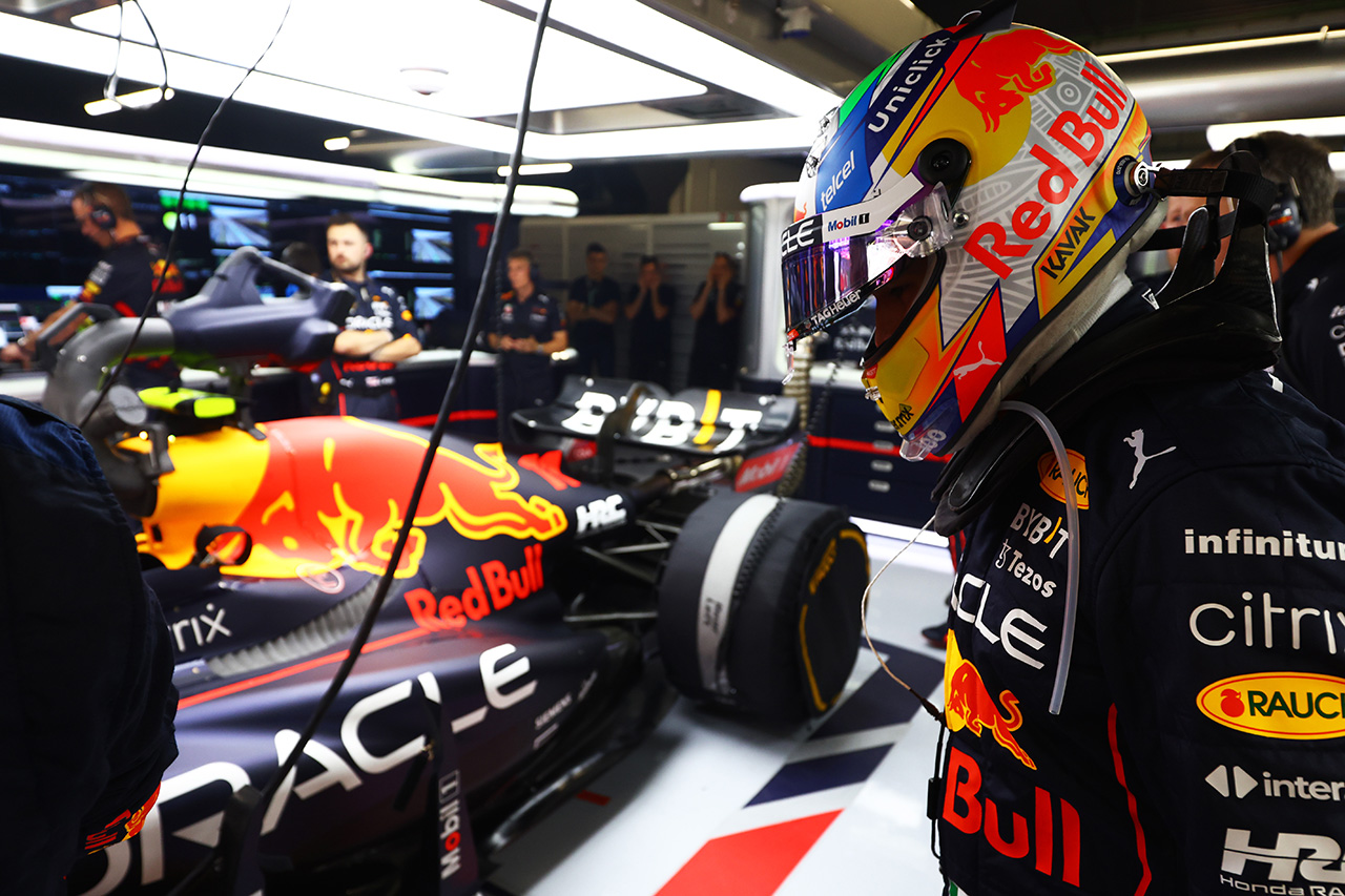 レッドブルF1 「ペレスはフェルスタッペンと同じレベルでRB18に満足」