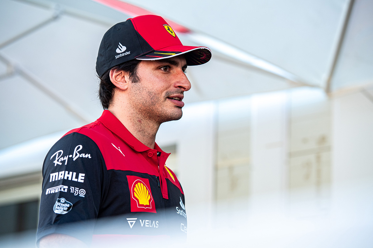 カルロス・サインツJr. 今季F1タイトル争いに白旗「アプローチを変える」