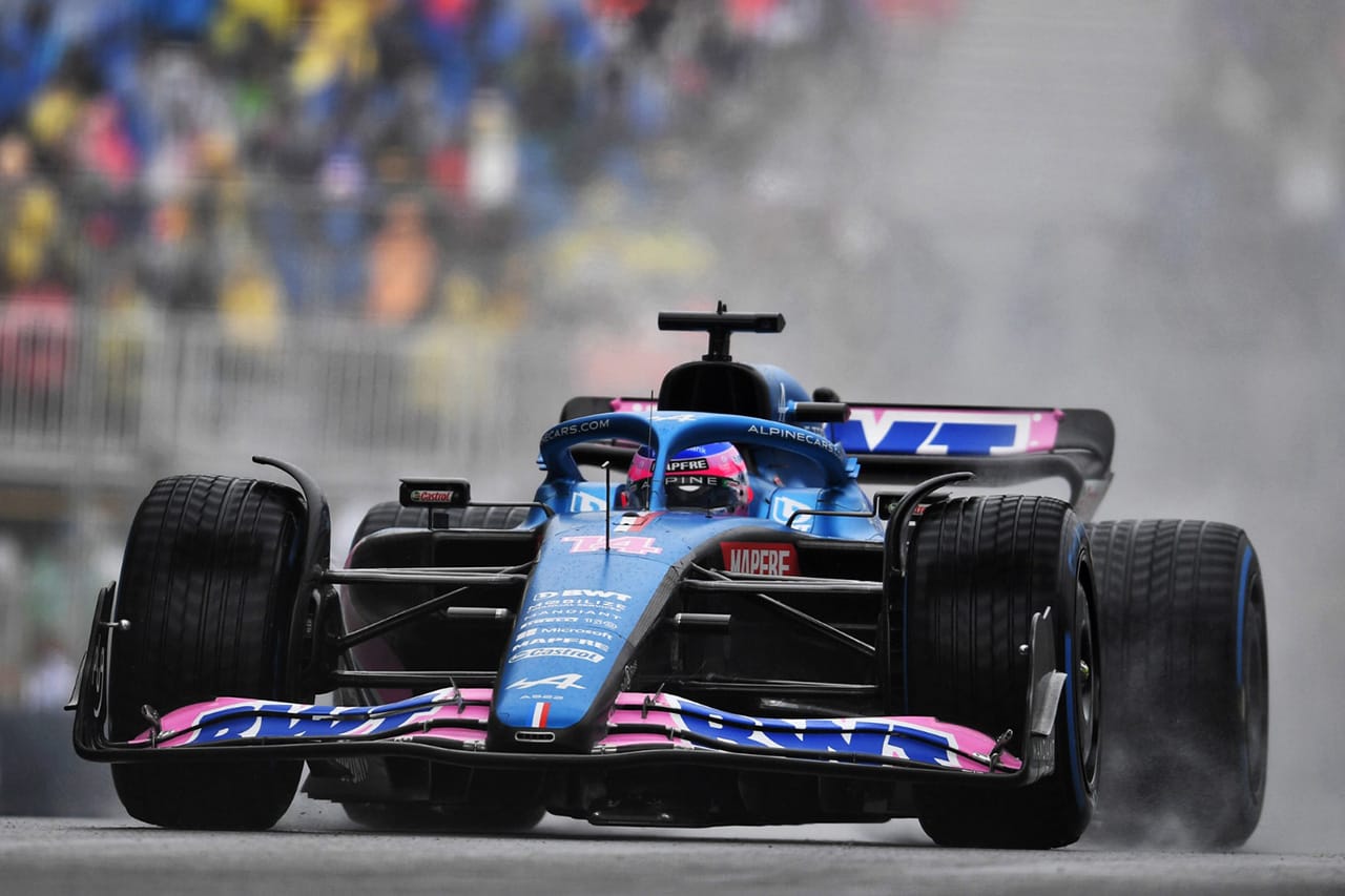 雨のセッションでフェルナンド・アロンソがトップタイム