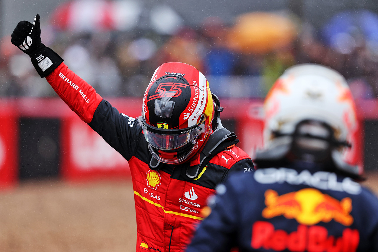 フェラーリF1のカルロス・サインツJr.が151戦目で待望の初ポールポジション