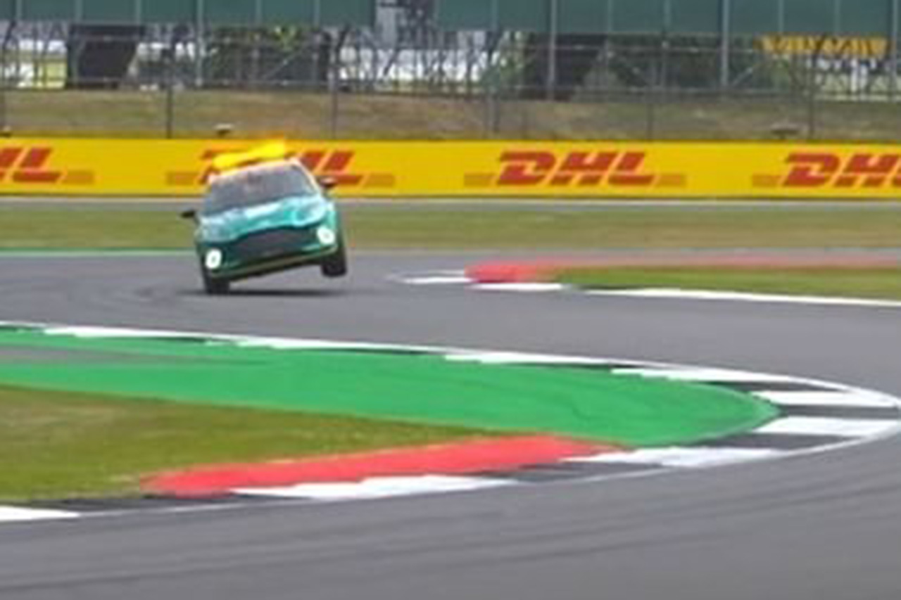 【動画】 F1メディカルカードライバーが片輪走行の凄腕ドライビング