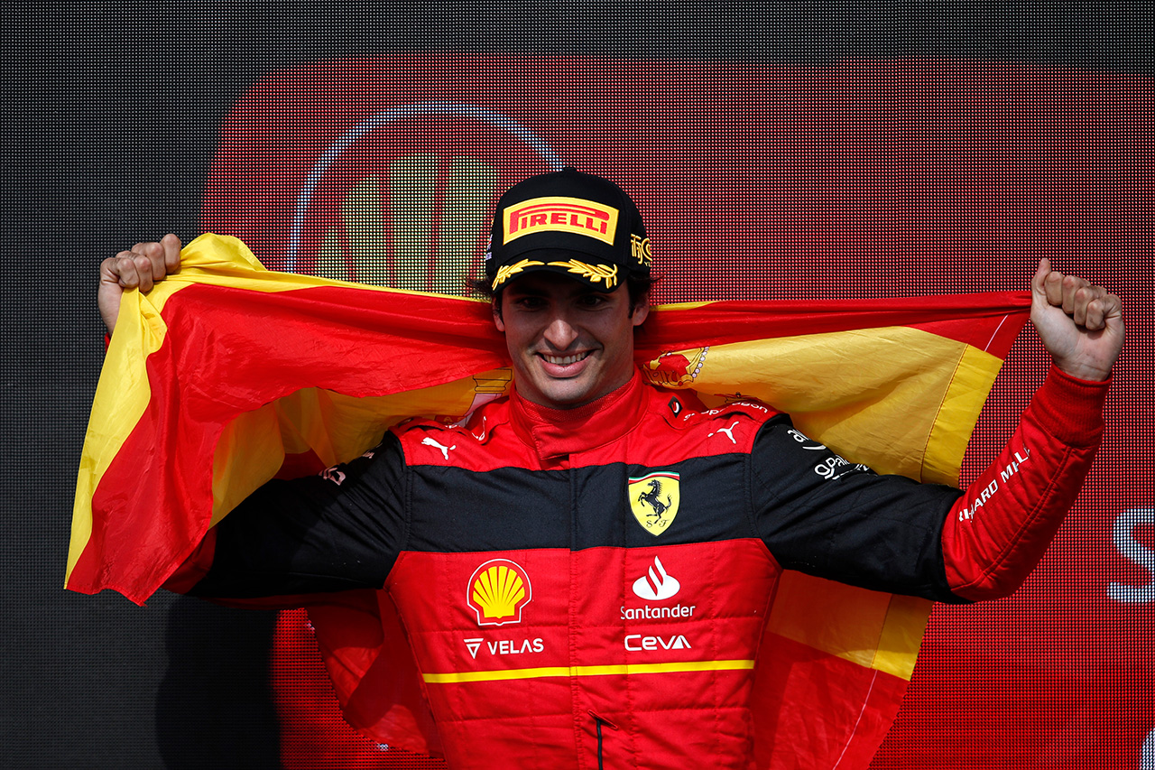 フェラーリF1のカルロス・サインツJr.が大波乱のレースでF1初優勝!