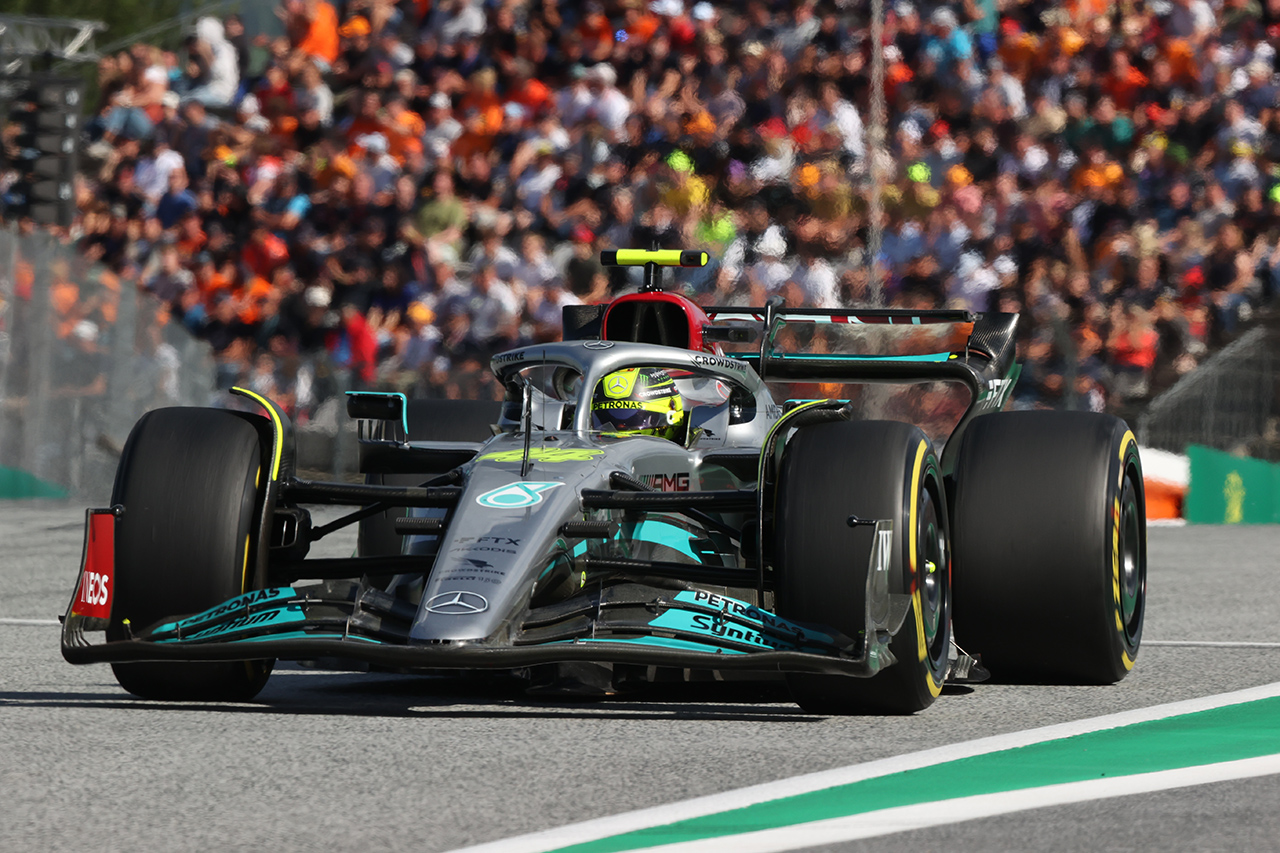 メルセデスF1代表 「レッドブルとフェラーリに0.2～0.3秒及んでいない」