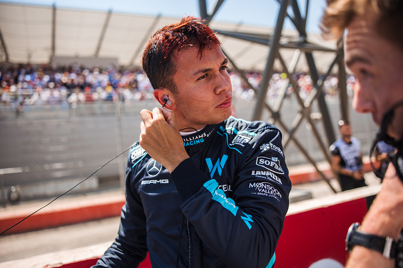 レッドブルF1代表 「アレクサンダー・アルボンを注意深く見守っている」