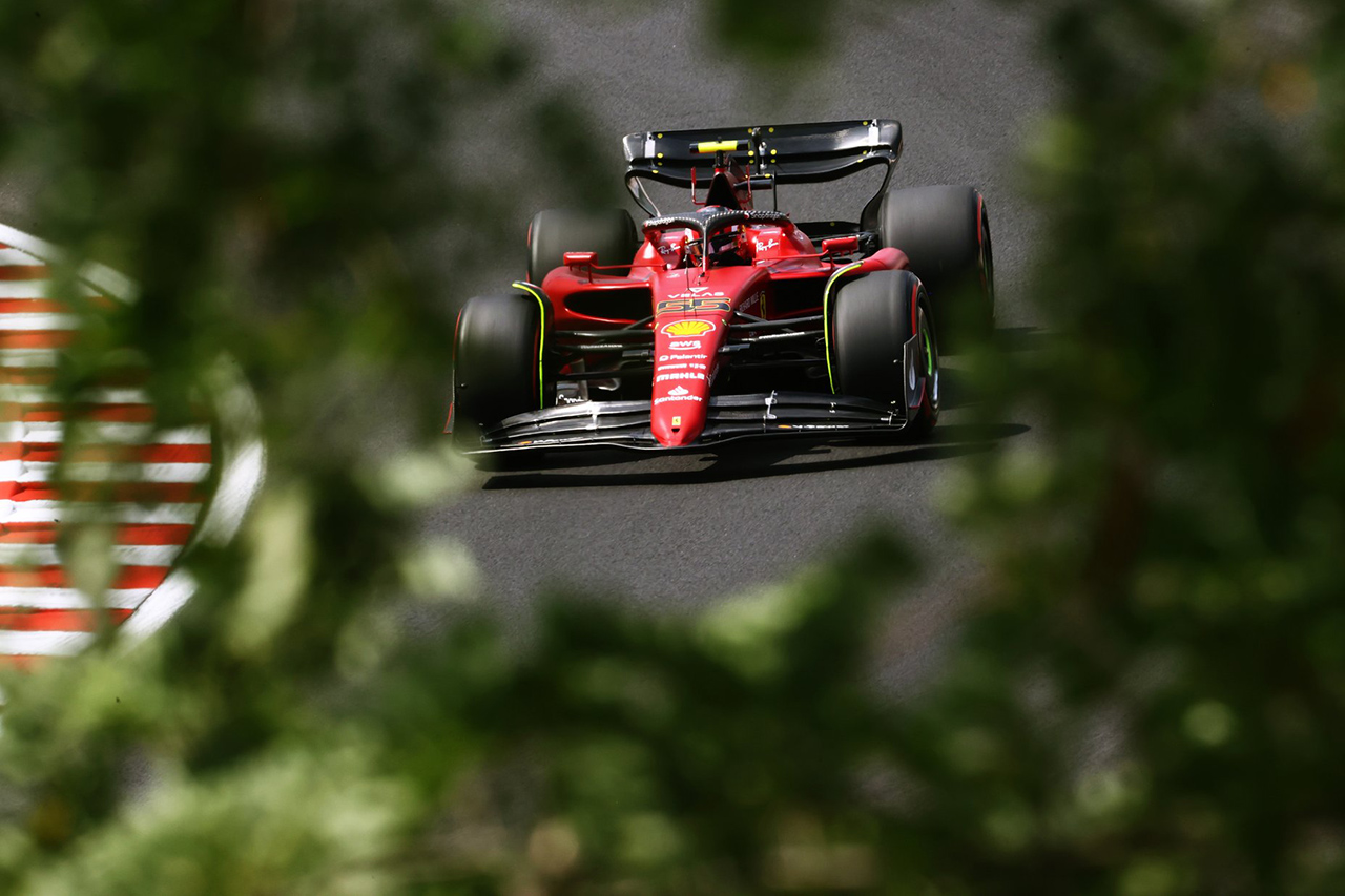 フェラーリF1のカルロス・サインツJr.が低中速の強みを発揮してトップ