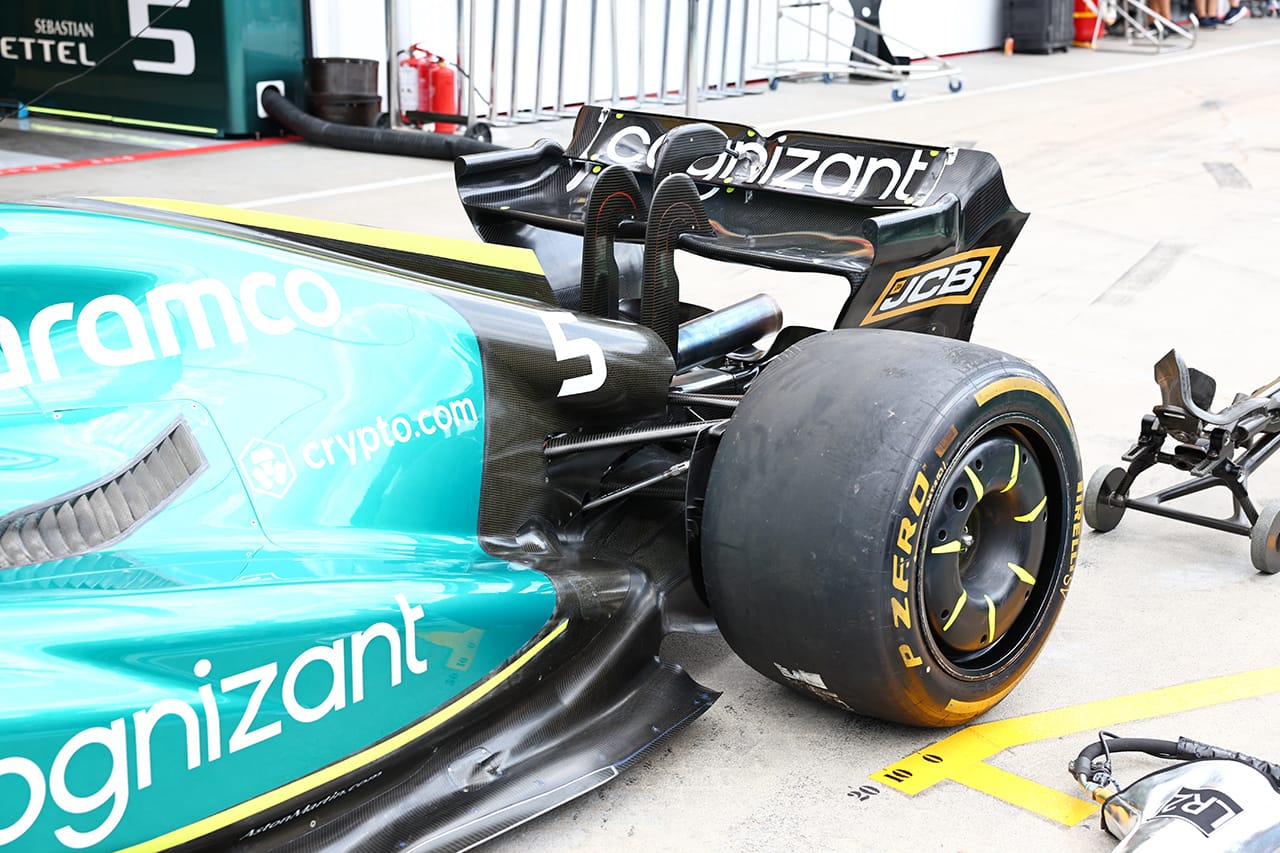 F1開発戦争：アストンマーティンのリアウイングの巧妙なエンドプレート