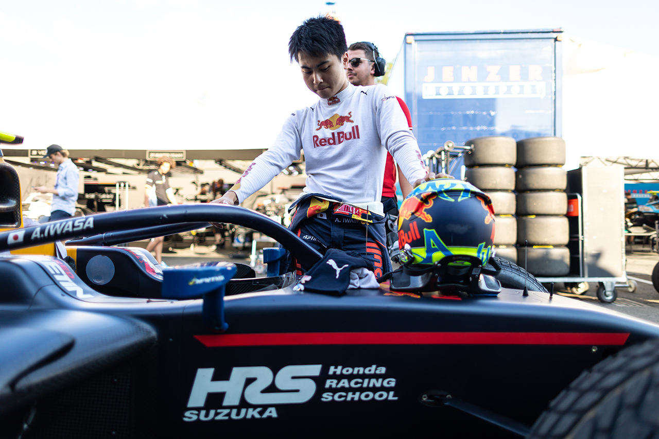 レッドブルF1育成の岩佐歩夢、スプリントレースで8位入賞 / FIA-F2第10戦