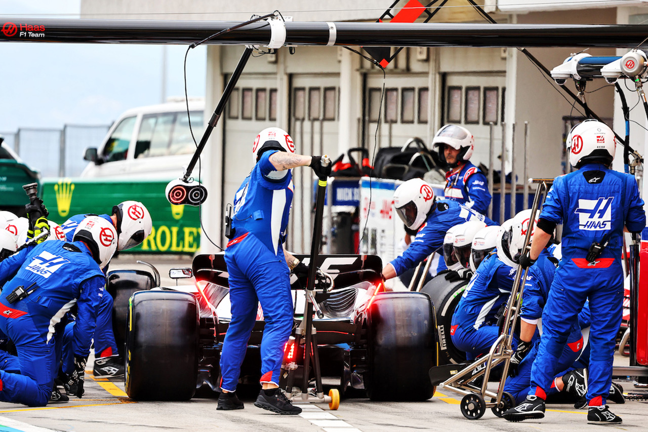 ハースF1代表 「マグヌッセンへのブラック＆オレンジフラッグはミステイク」