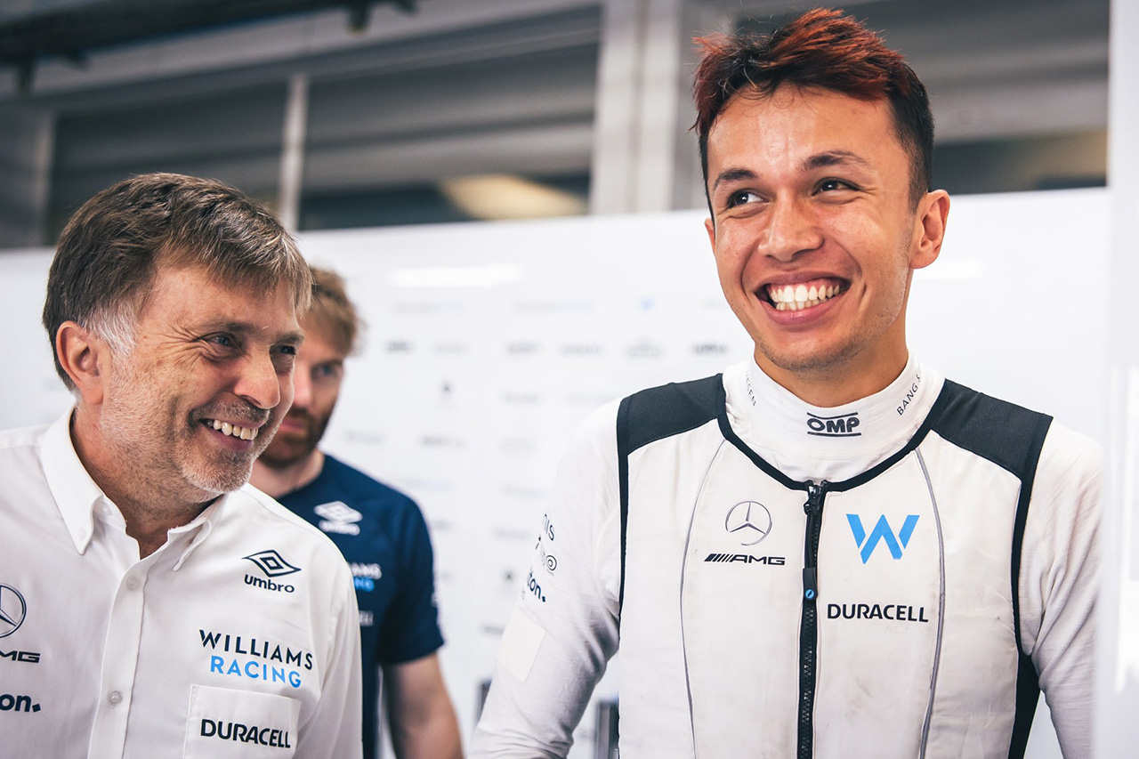アレクサンダー・アルボン、契約発表でピアストリのF1泥沼劇をパロディ