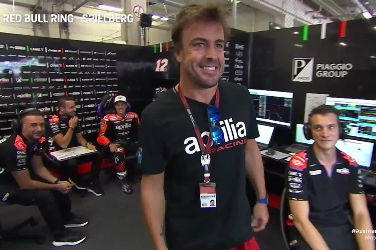 フェルナンド・アロンソ、MotoGP オーストリアGPでアプリリアを訪問