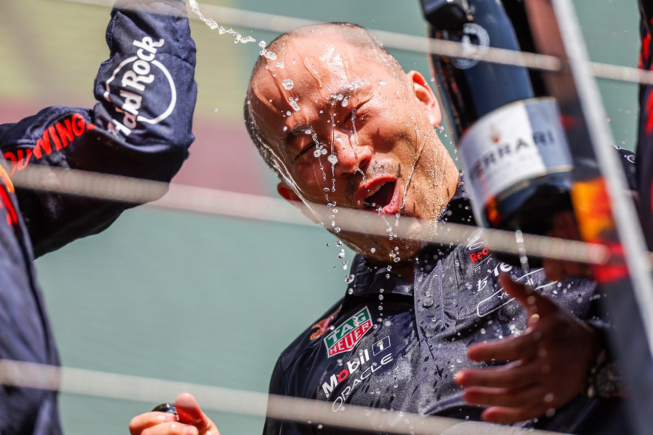 F1ベルギーGPの表彰台にHRCの吉野誠さんが登壇