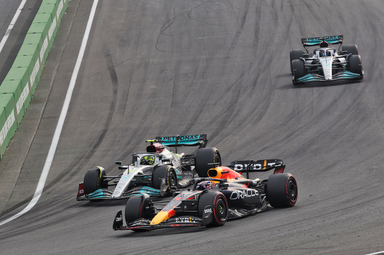 レッドブルF1代表 「ラッセルをハミルトンの盾にしなかったのは驚き」