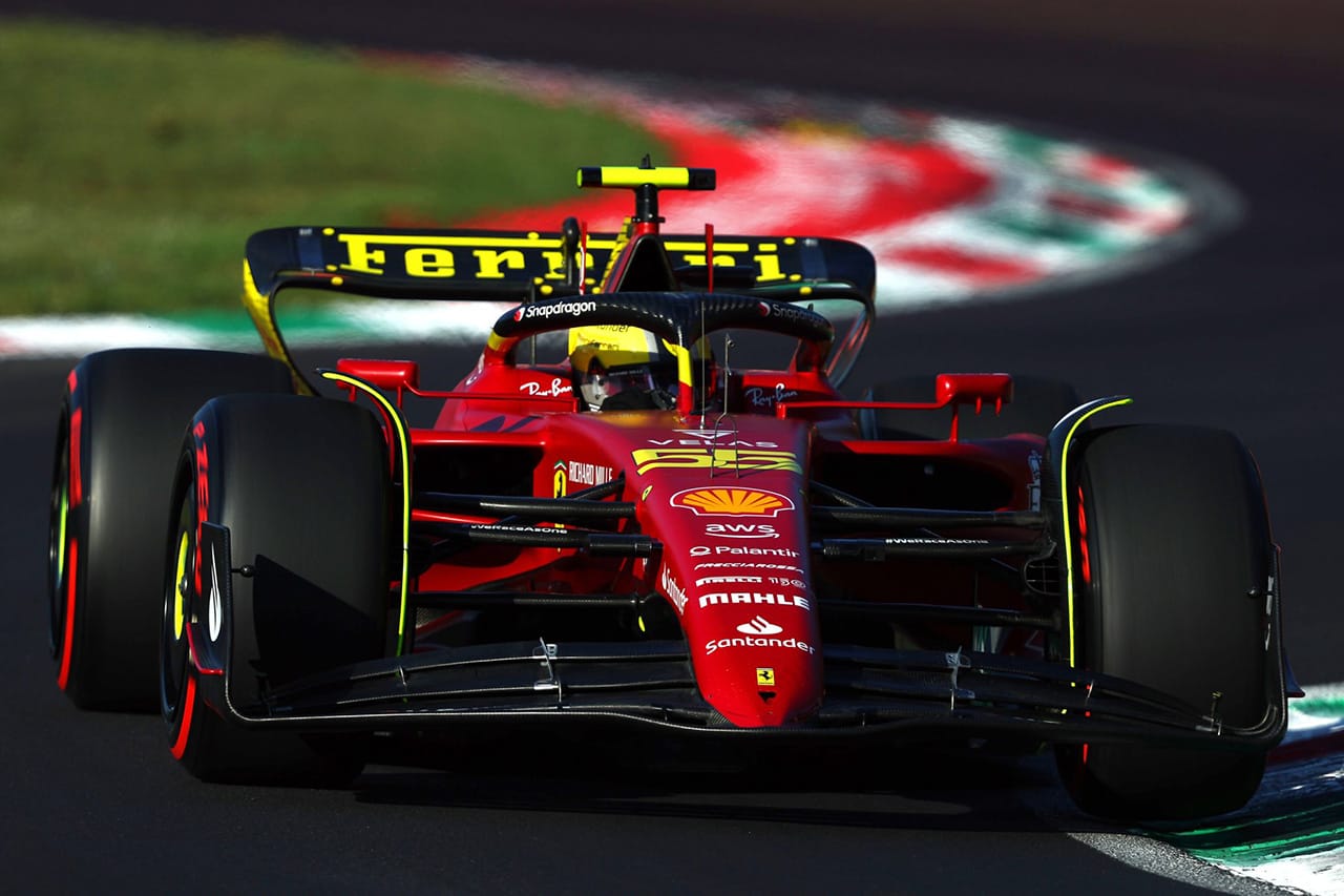 フェラーリ サインツがレッドブル フェルスタッペに0.143秒差でトップ