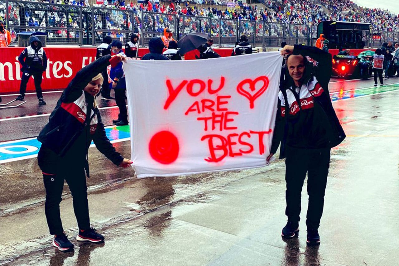 アルファロメオF1、日本のF1ファンに横断幕「YOU ARE THE BEST」