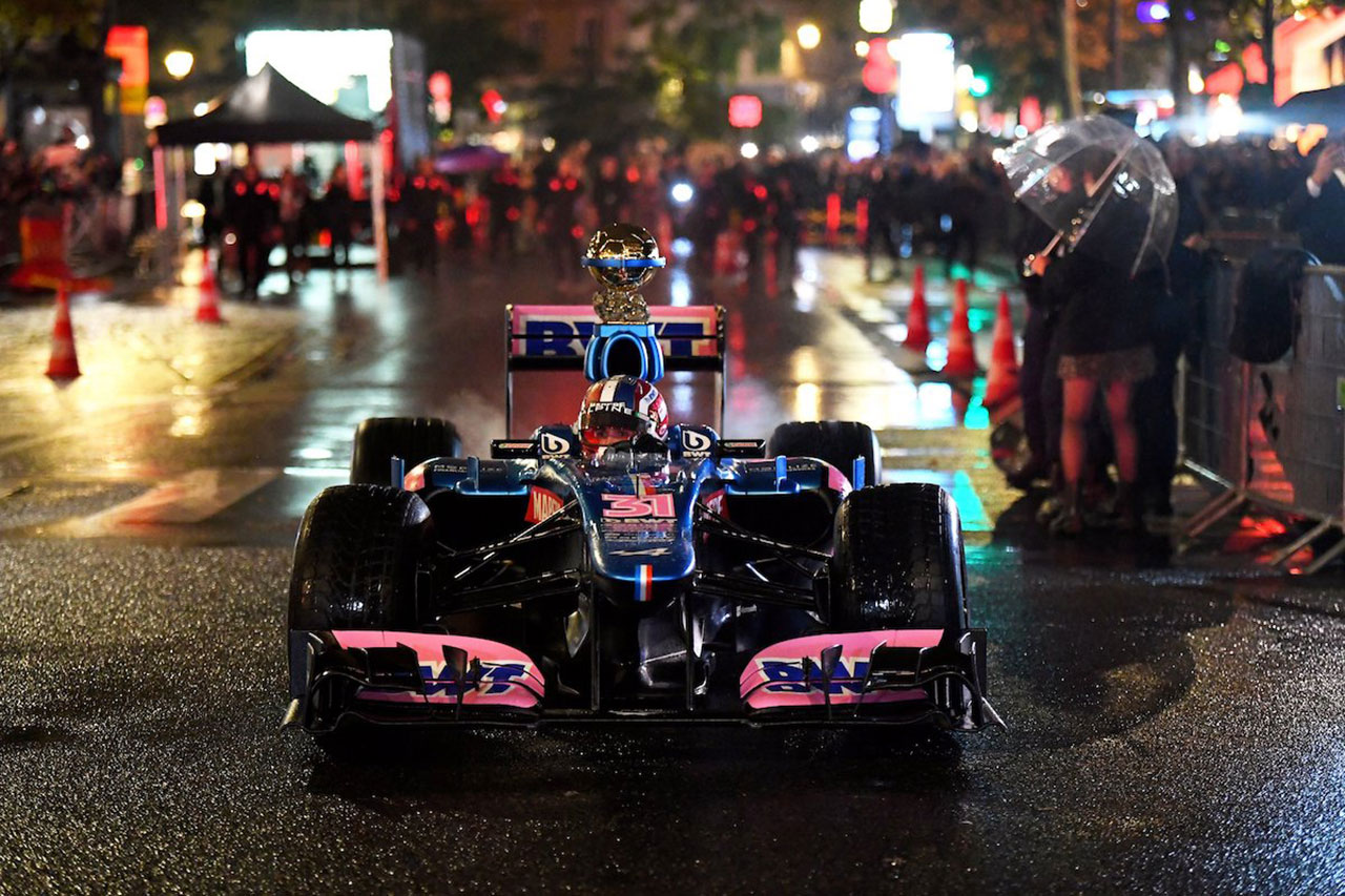 エステバン・オコン、F1マシンでバロンドール トロフィーを配達
