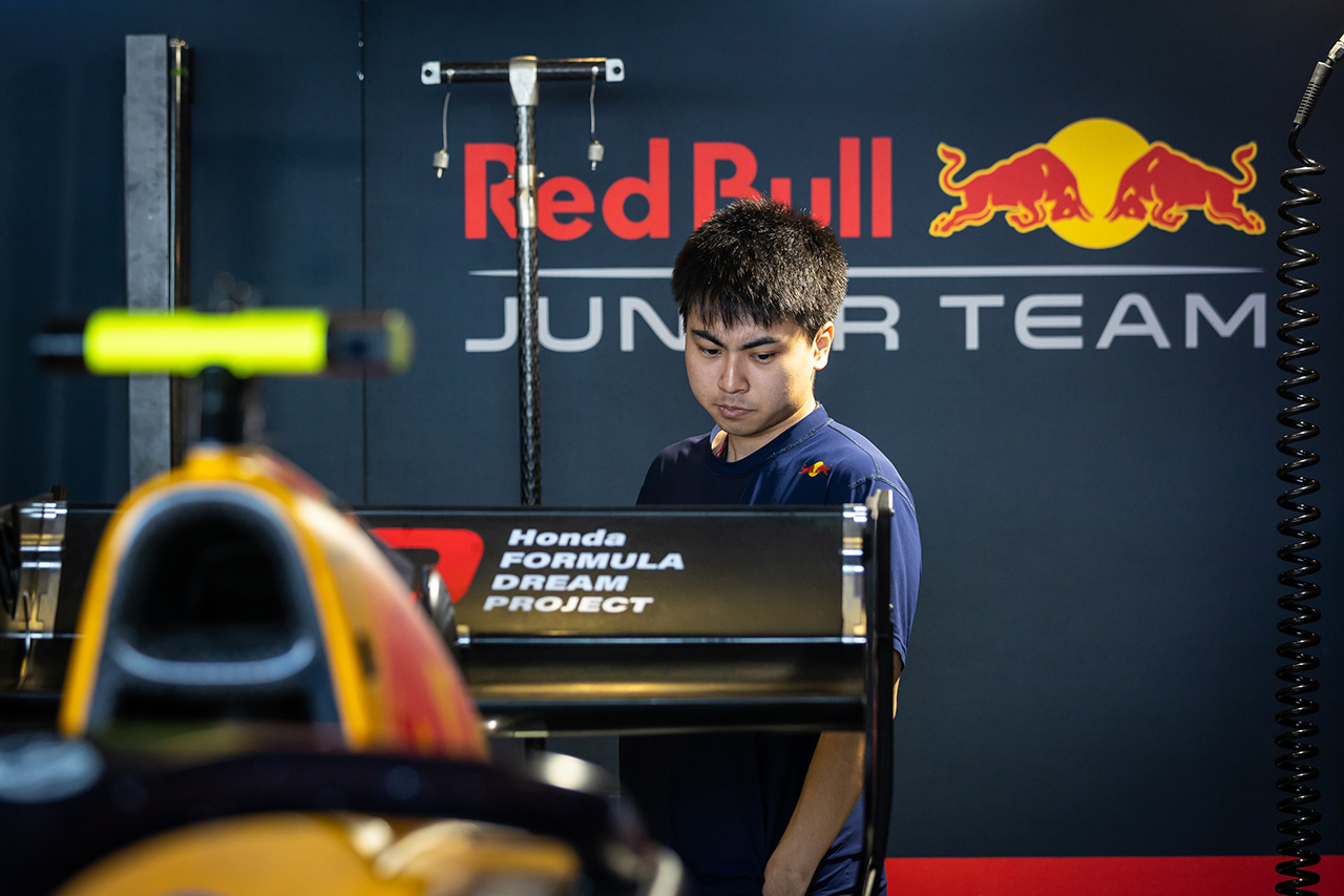 レッドブルF1育成の岩佐歩夢、マシンバランスに苦しみ13位 / FIA-F2