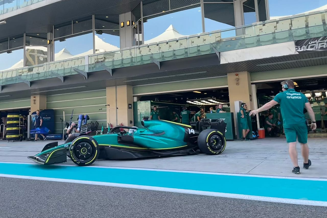 アロンソ、“スポンサー全消し”のアストンマーティンF1のマシンで走行