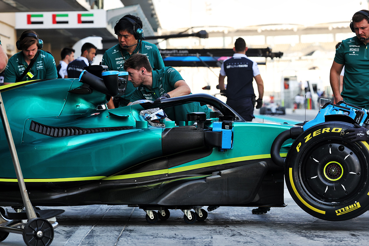フェルナンド・アロンソが無地のアストンマーティンF1を走らせた理由